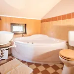 Loreta, A Beautiful And Cozy Minutes Away From The Sea *