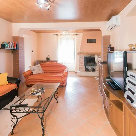 Loreta, A Beautiful And Cozy Minutes Away From The Sea