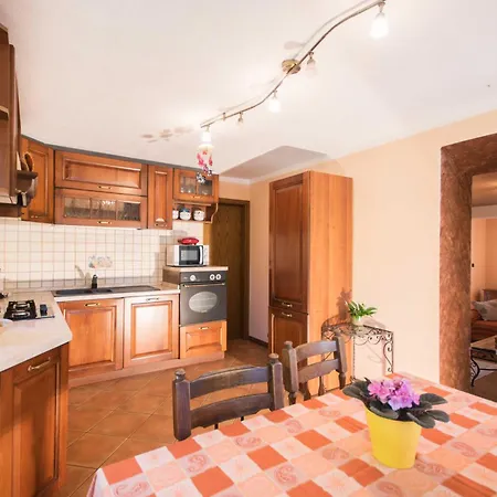 Loreta, A Beautiful And Cozy Minutes Away From The Sea Hébergement de vacances Raša