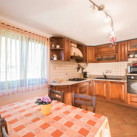 Loreta, A Beautiful And Cozy Minutes Away From The Sea
