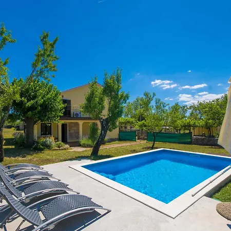 Holiday home Loreta, A Beautiful And Cozy Minutes Away From The Sea Rasa