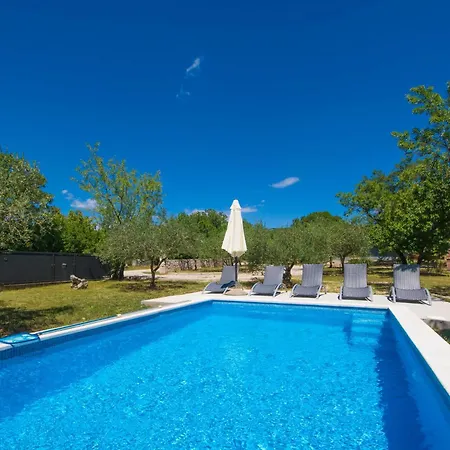 Holiday home Loreta, A Beautiful And Cozy Minutes Away From The Sea *